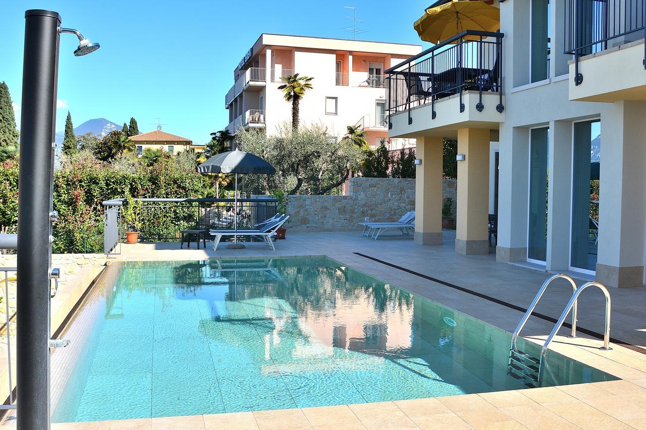 South Apartment With Pool Torri del Benaco Kültér fotó
